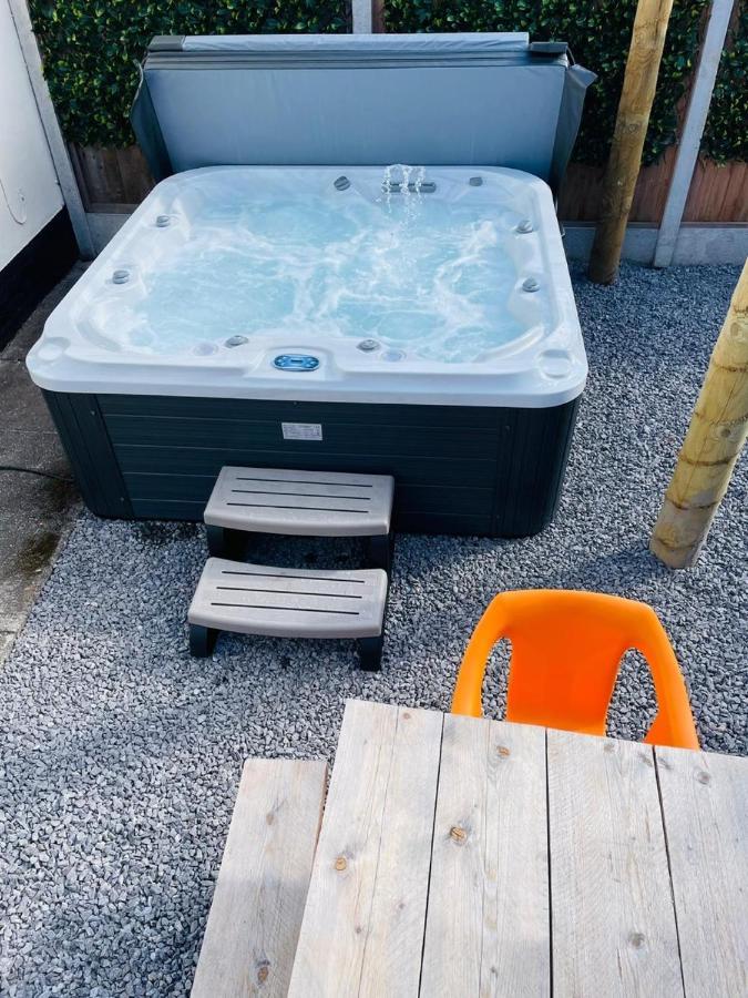 Vila Stylish Hot Tub House With Free Parking! York Exteriér fotografie